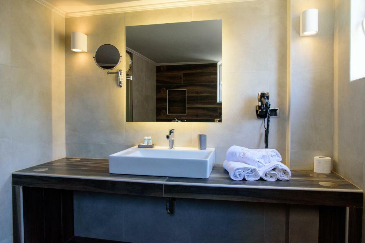 Eva Apartments พีเรียส ภายนอก รูปภาพ