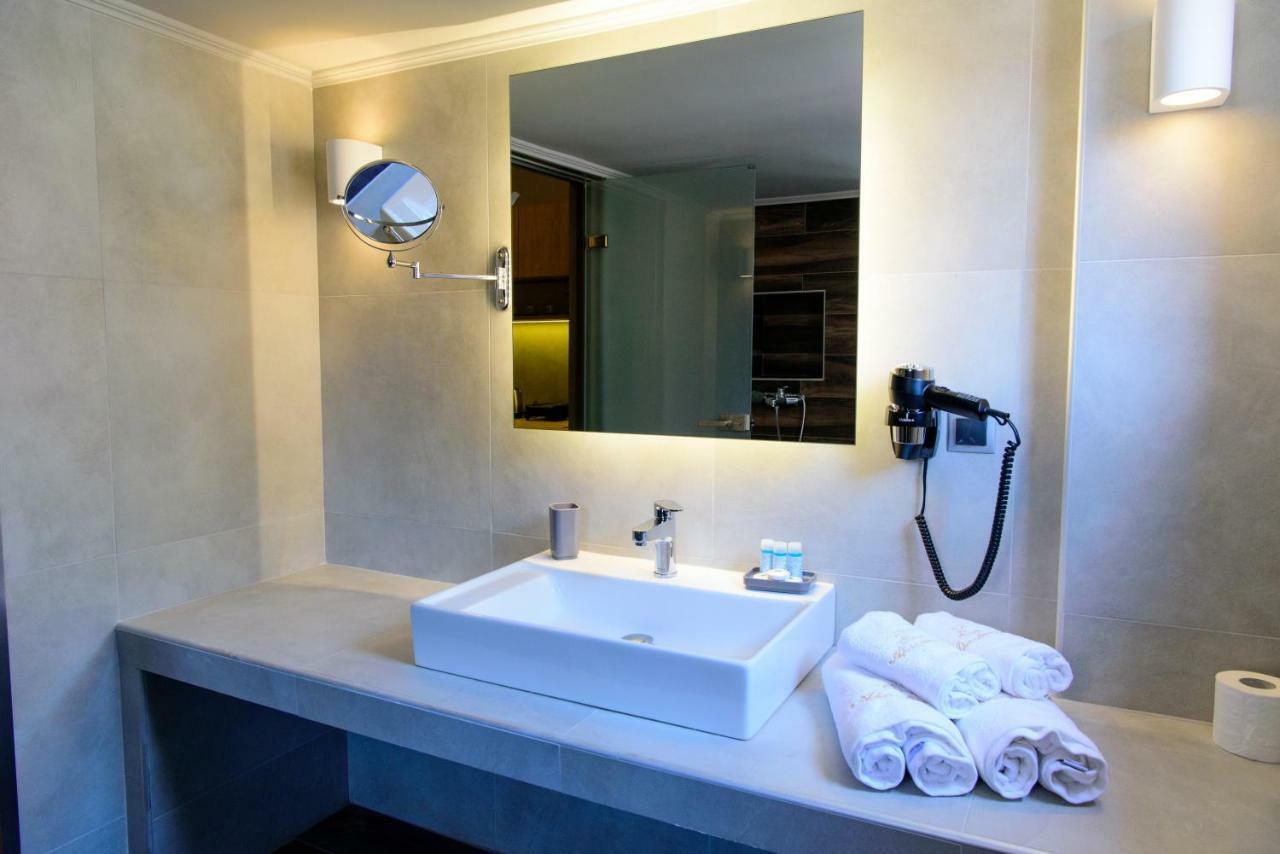 Eva Apartments พีเรียส ภายนอก รูปภาพ